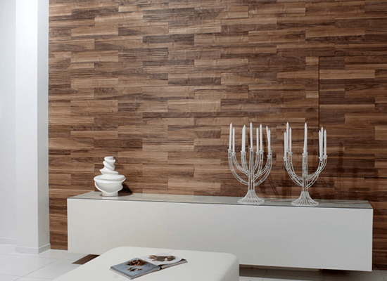 Wand mit Holz verkleidet
