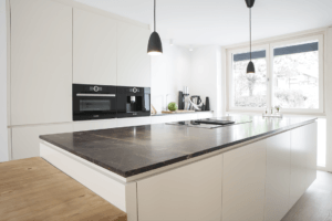 Küche S weiß mit Steinplatte - Küche, Privatbereich