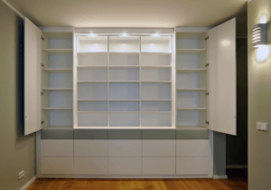 Wohnen D weiß-grauer Wandschrank mit Fächern und Schubladen - Privatbereich, Wohnen
