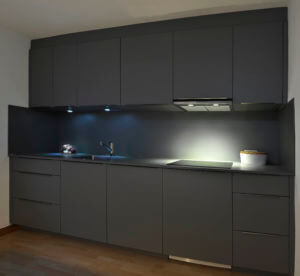 Küche B, Dekorplatte Grau, Edelstahlgriffe, Arbeitsplatte in Schichtstoff Grau - Küche, Privatbereich